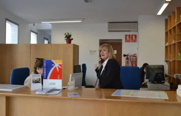 interieur van het VVV-kantoor in denia