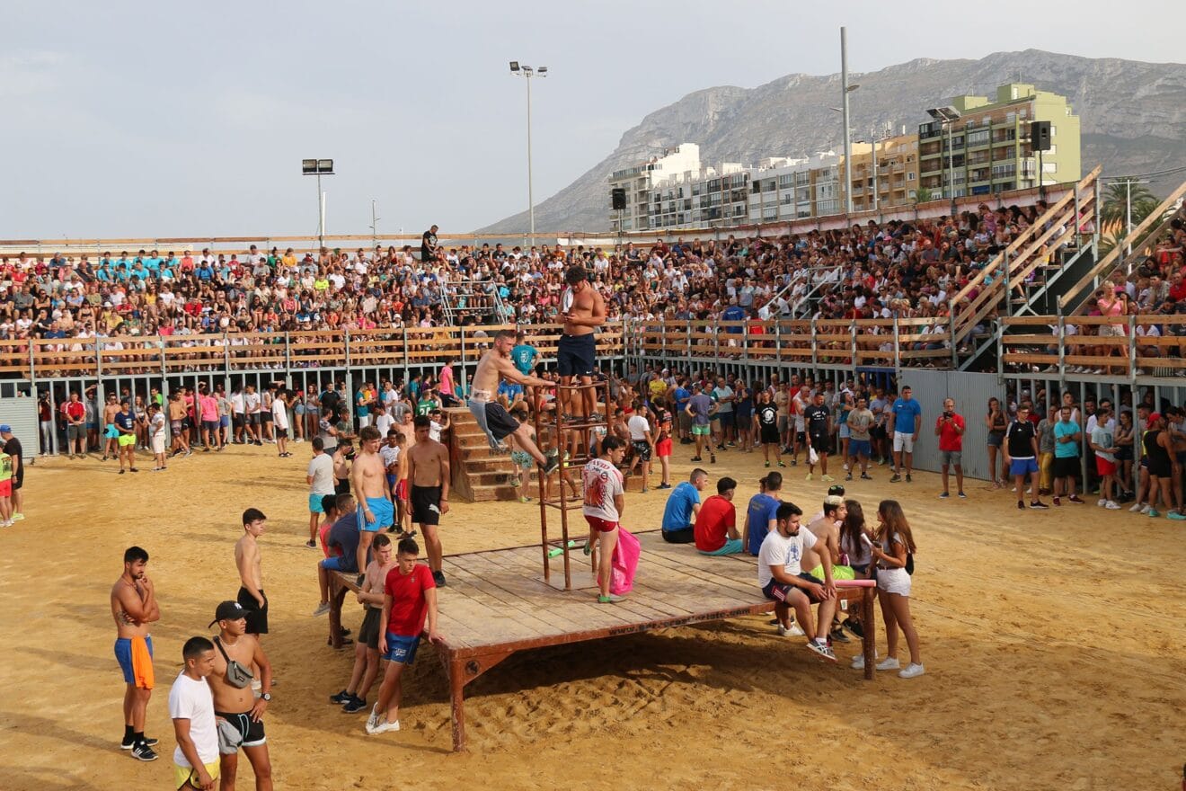 La plaza llena durante els Bous a la Mar de 2019 en Dénia