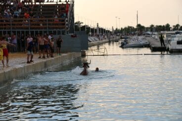 La vaca con la cabeza fuera del agua