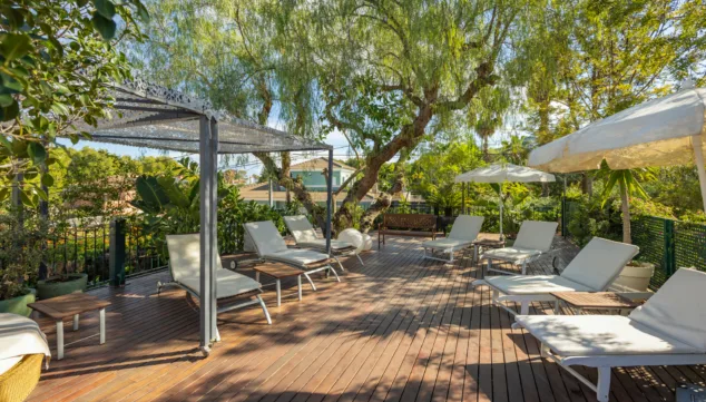 Hotel Les Rotes 6 perfecta para tomar el sol y relajarse rodeada de la vegetacion autoctona del mediterraneo