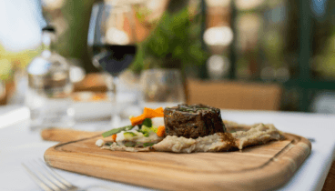 Sabores tradicionales mediterráneos con técnicas culinarias modernas