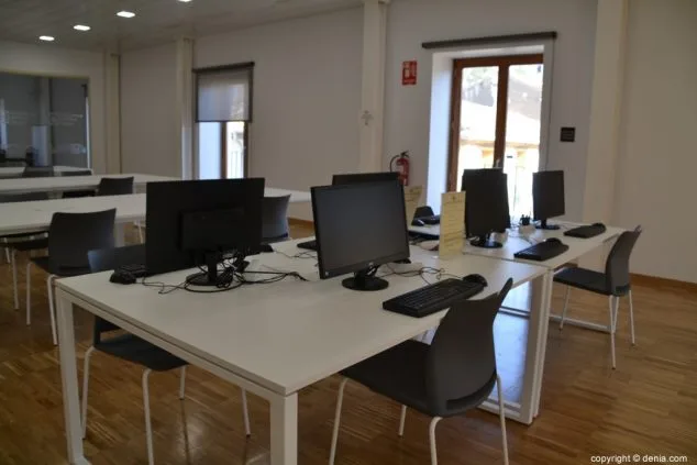 Biblioteca Municipal Juan Chabás de Dénia: horarios, servicios y salas de estudio 14 Imagen: Sala de ordenadores