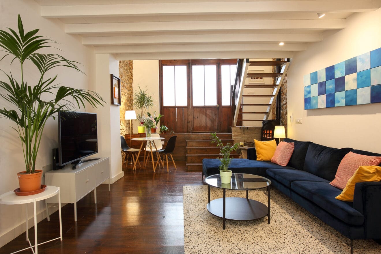 Salón amplio y equipado con muebles de diseño