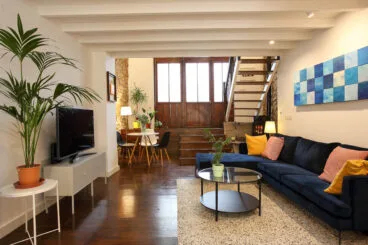 Salón amplio y equipado con muebles de diseño