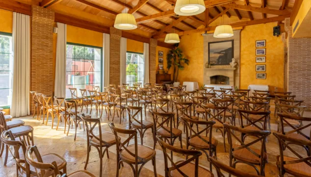 Hotel Les Rotes 20 Imagen: Salón equipado con tecnología de última generación, ideal para reuniones corporativas, conferencias o celebraciones privadas