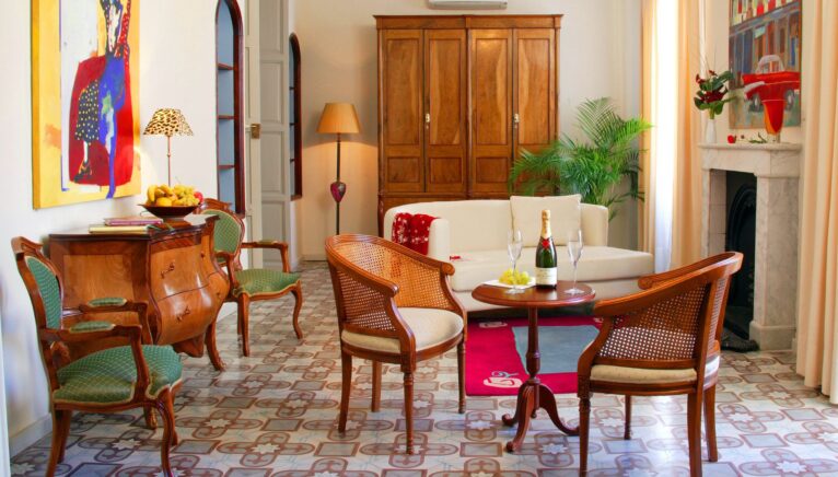 Suite señorial con muebles de diseño en el Hotel Chamarel