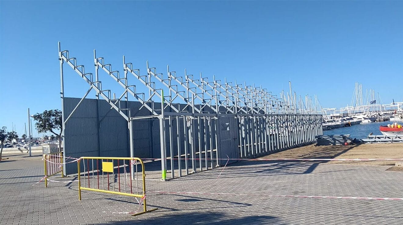Tareas para montar la plaza de Bous a la mar en Dénia