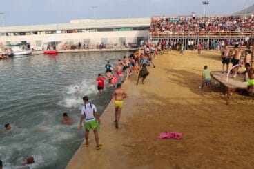 Todos huyen del animal en els Bous a la Mar