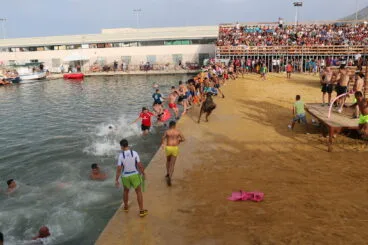 Todos huyen del animal en els Bous a la Mar