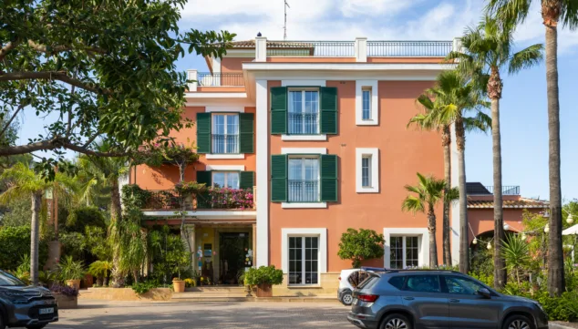 Hotel Les Rotes 7 un espectaculo de luz y diseno que resalta la belleza del hotel cuando cae el sol