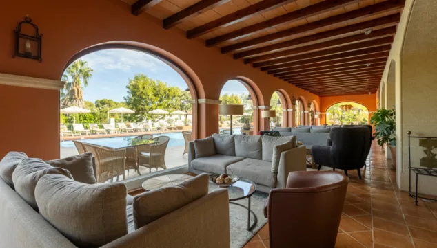 Hotel Les Rotes 10 un rincon tranquilo con comodos asientos perfecto para leer o desconectar en un ambiente relajante