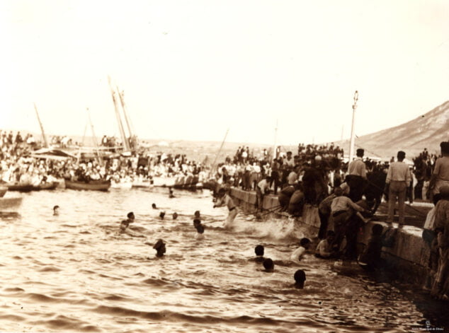 Imagen: Una de las primeras celebraciones de toros en el puerto | Foto: Arxiu Municipal de Dénia