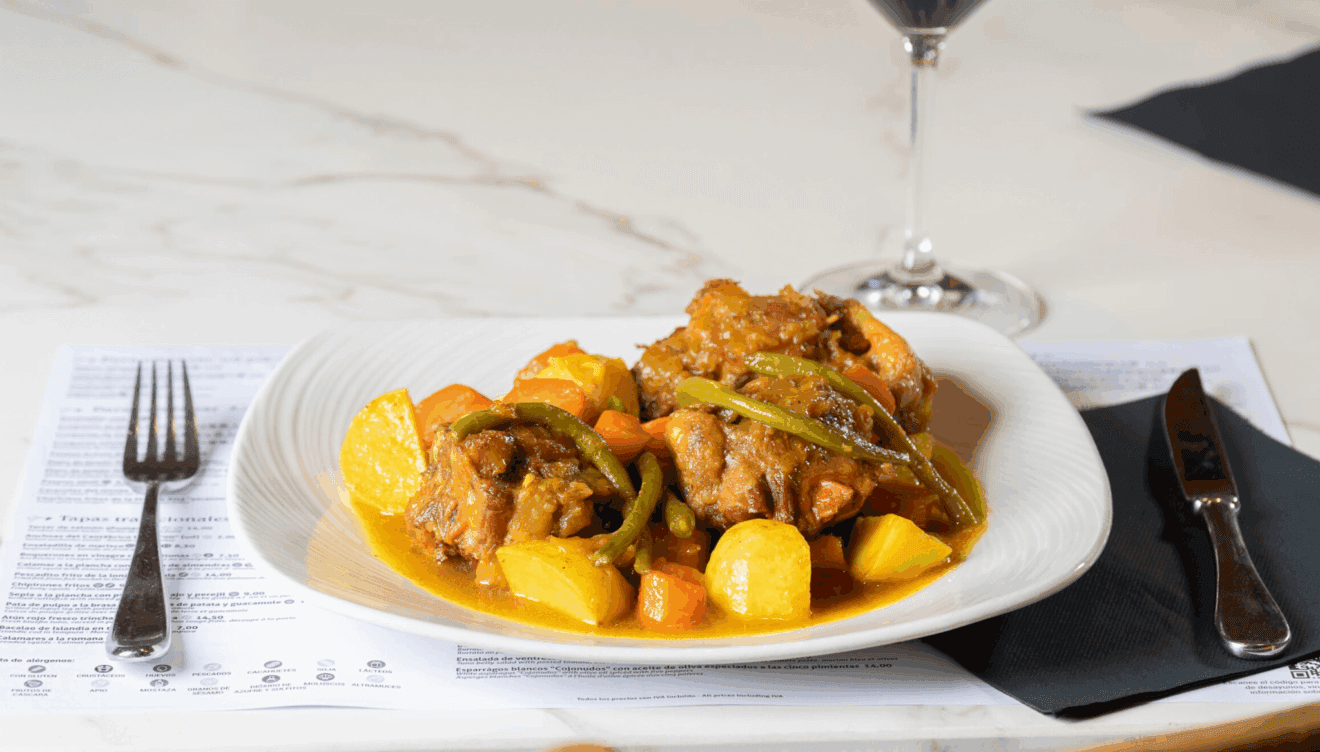 Vaca frisona acompañada de verduras en tempura y patatas juliana