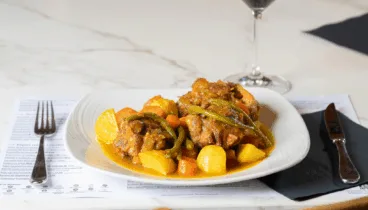 Vaca frisona acompañada de verduras en tempura y patatas juliana