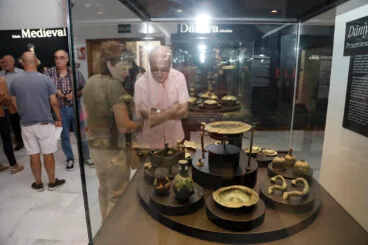 Visitantes observando las vitrinas