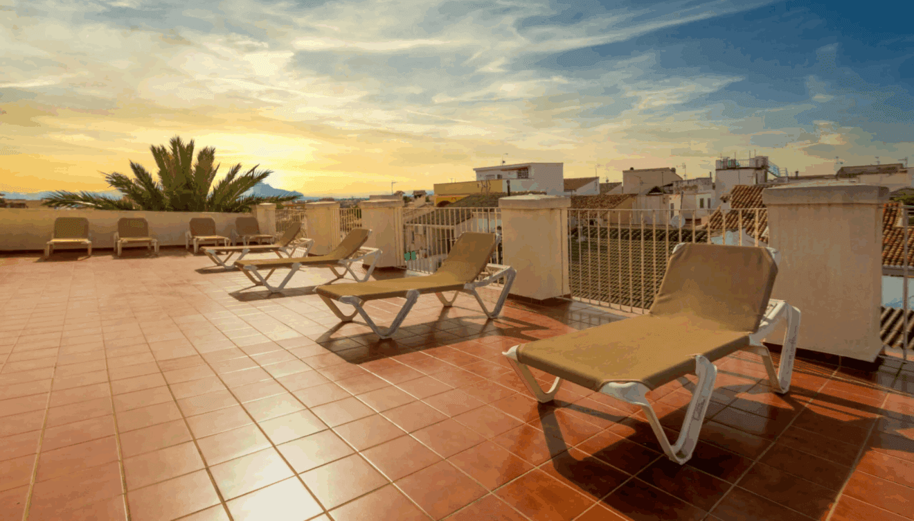 Zona solárium del Hostal Loreto para relajarse en Dénia