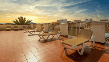 Zona solárium del Hostal Loreto para relajarse en Dénia