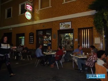 Casa Miguel Juan, de noche o de día