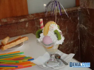 Heladadería Verdú, copa de helado con fruta