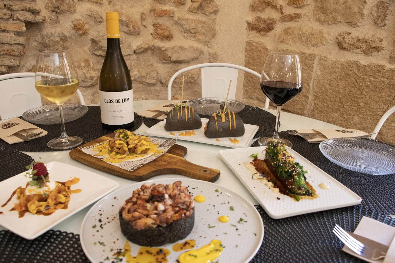 Acompaña tu comida con un buen vino en La Cova Tallà