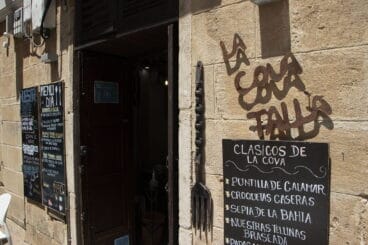 Fachada de La Cova Tallà en Dénia