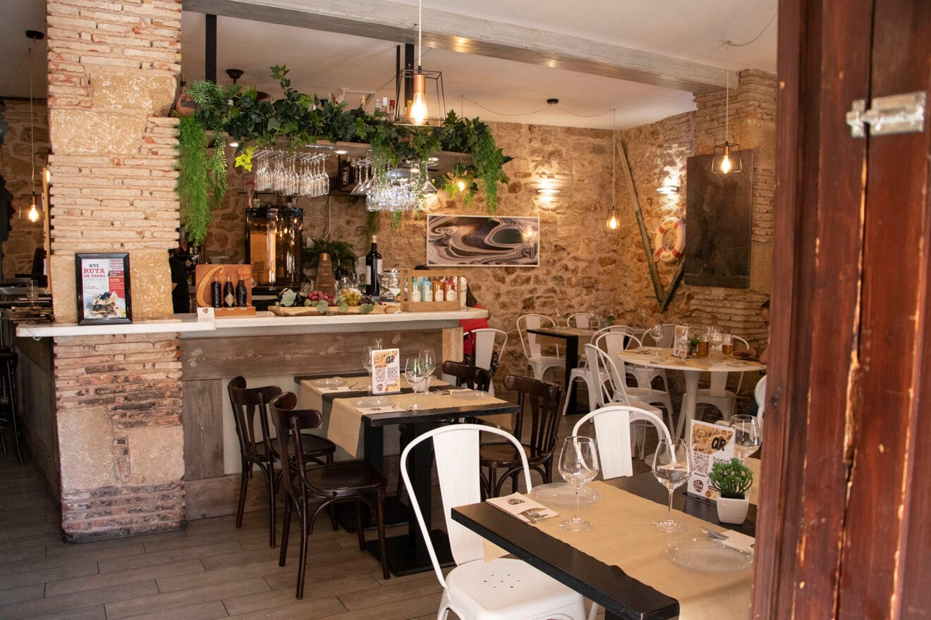 Interior de La Cova Tallà