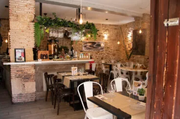 Interior de La Cova Tallà