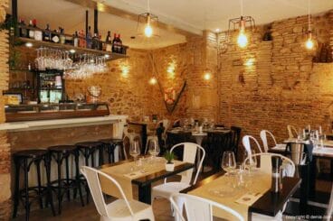 Interior salón La Cova Tallà