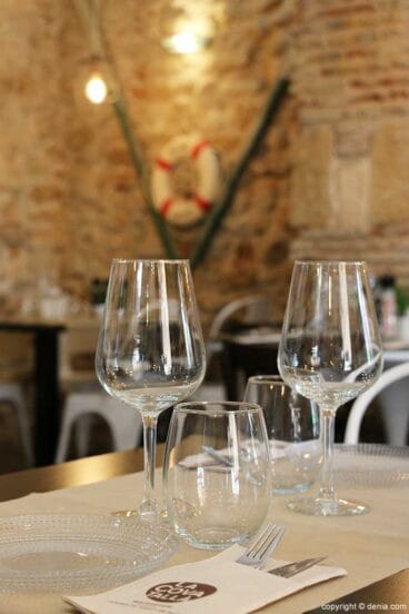 Mesa con copas La Cova Tallà