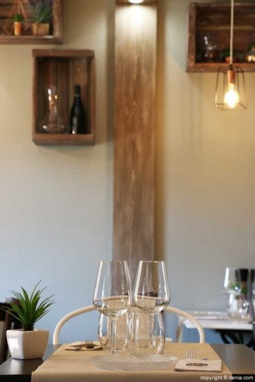 Mesa en La Cova Tallà