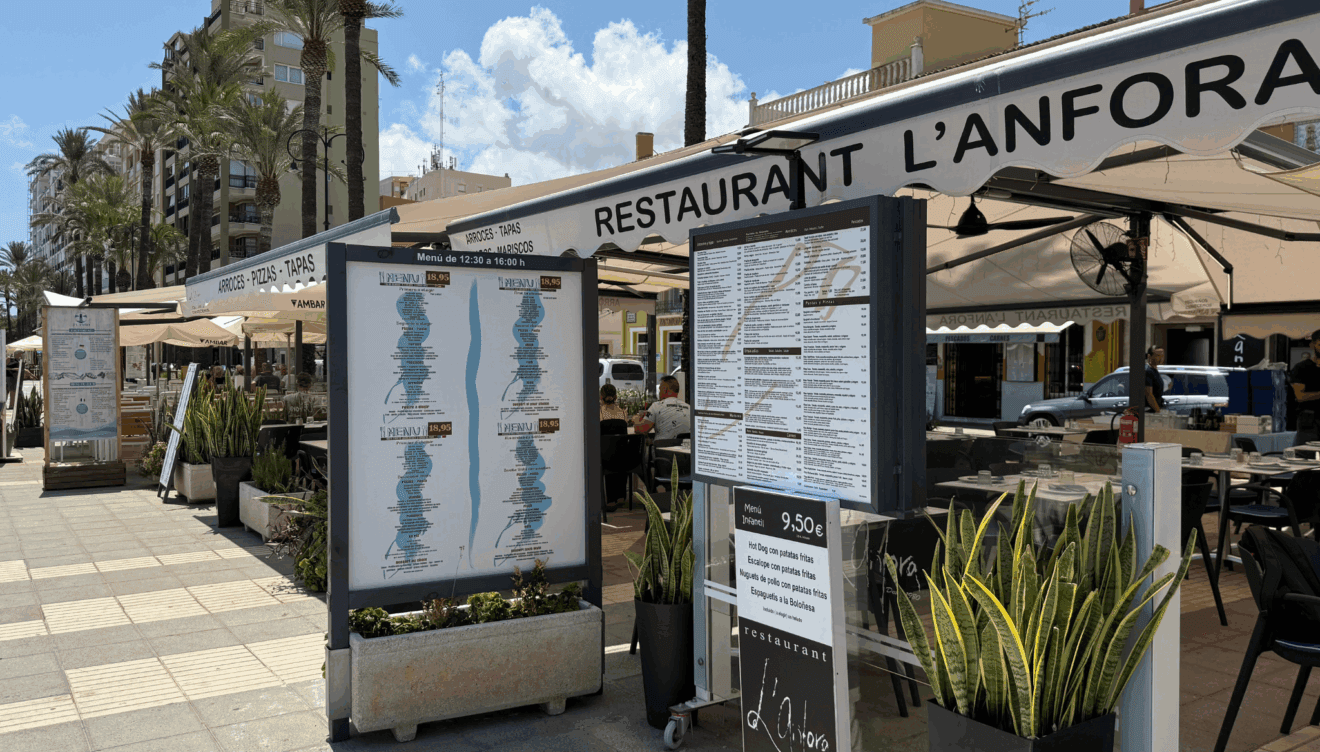 Terraza frente al puerto: disfruta del buen tiempo en L’anfora