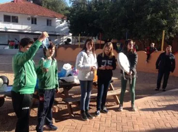 Actividades en el patio del colegio Alfa y Omega