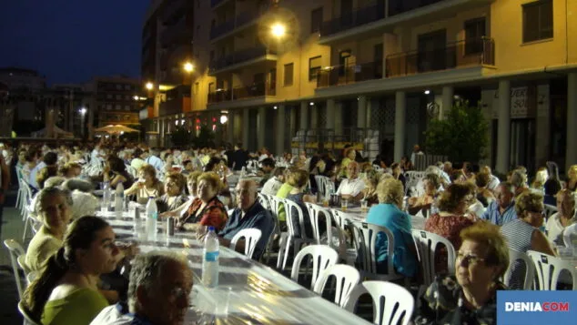 La cocà popular de los Mayorales de Sant Roc llena la Calle La Vía 3 Cocà de los Mayorales 04