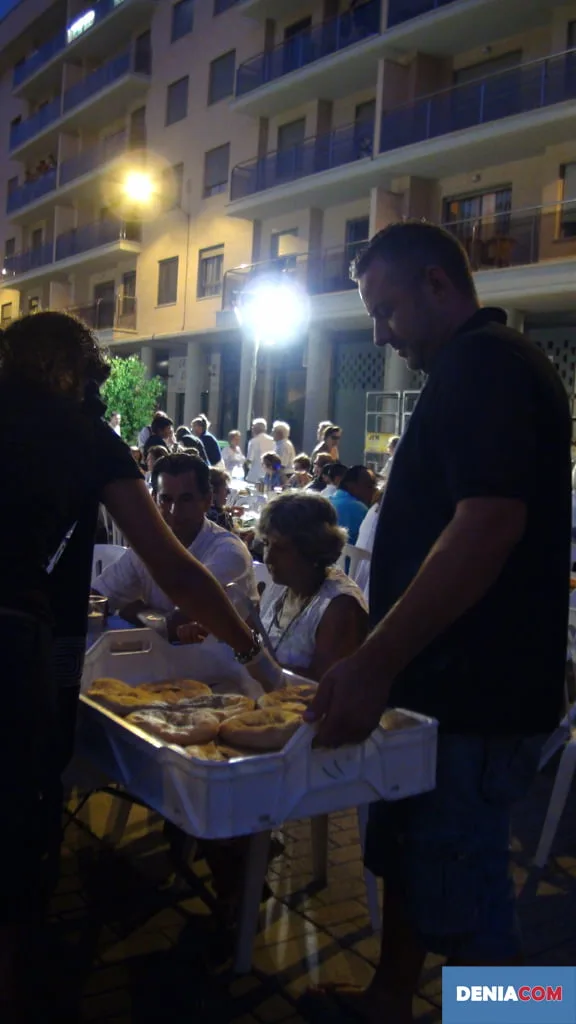 La cocà popular de los Mayorales de Sant Roc llena la Calle La Vía 4 Cocà de los Mayorales 05