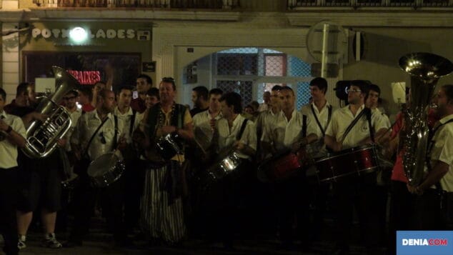 Las 15 bandas de estas fiestas interpretaron conjuntamente 4 piezas en la Plaza del Consell 2 Concierto bandas 01