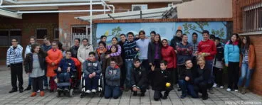 David Ferrer con los alumnos del colegio raquel Payà de Dénia
