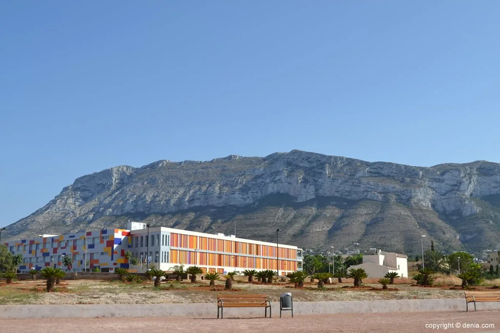El IES Número 3 bajo el Montgó