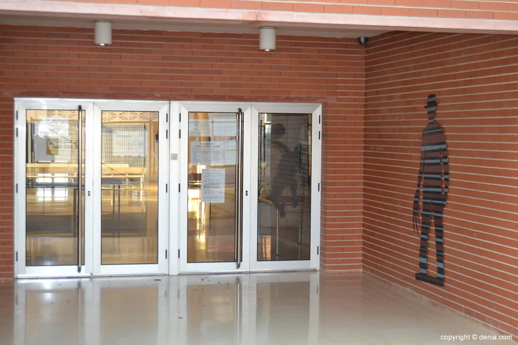 Entrada trasera del instituto Chabàs