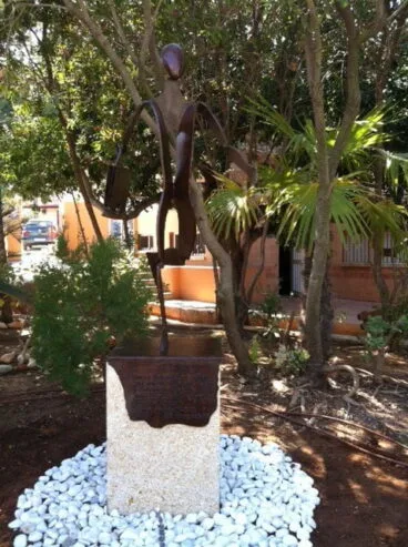 Estatua conmemorativa del 50 aniversario del colegio Alfa & Omega