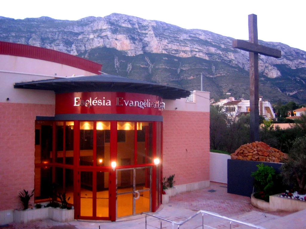 Exterior del templo de la Iglesia Evangélica en el colegio Alfa & Omega