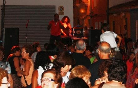 La Cultura va als Barris lleva música y fiesta al barrio de Les Roques 1 Fiesta en Les Roques