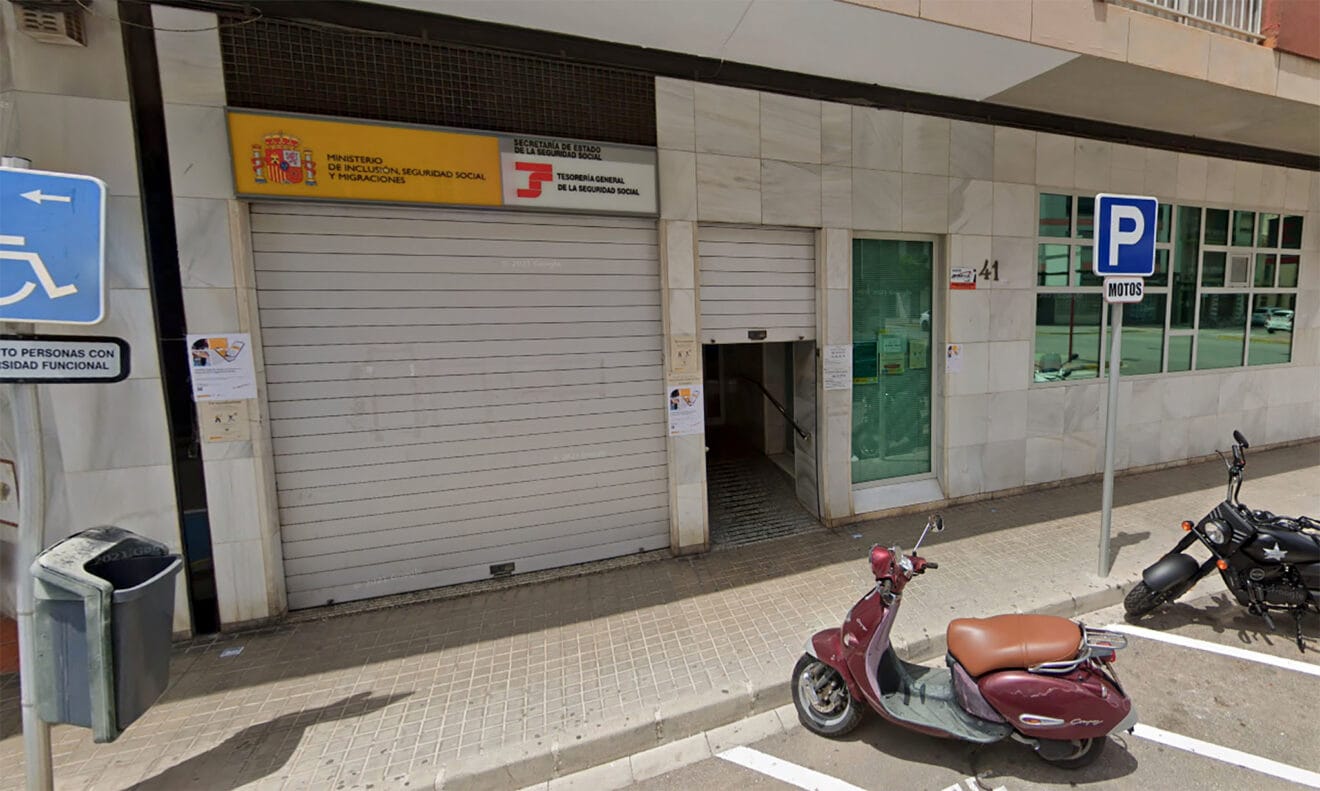 Puerta de la Tesorería de la Seguridad Social en Dénia
