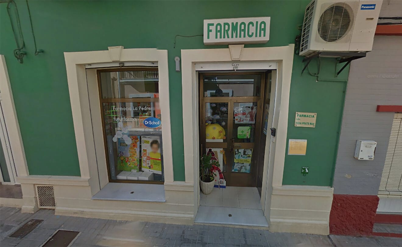 Entrada de la farmacia Rosa Prats de La Pedrera