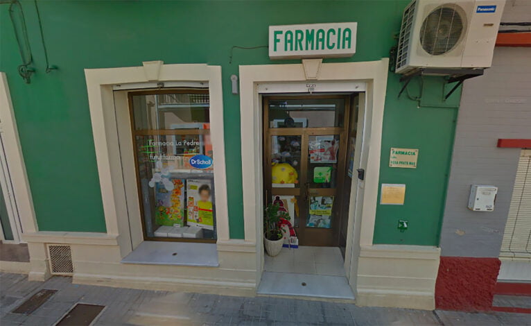 Entrance of the Rosa Prats pharmacy in La Pedrera