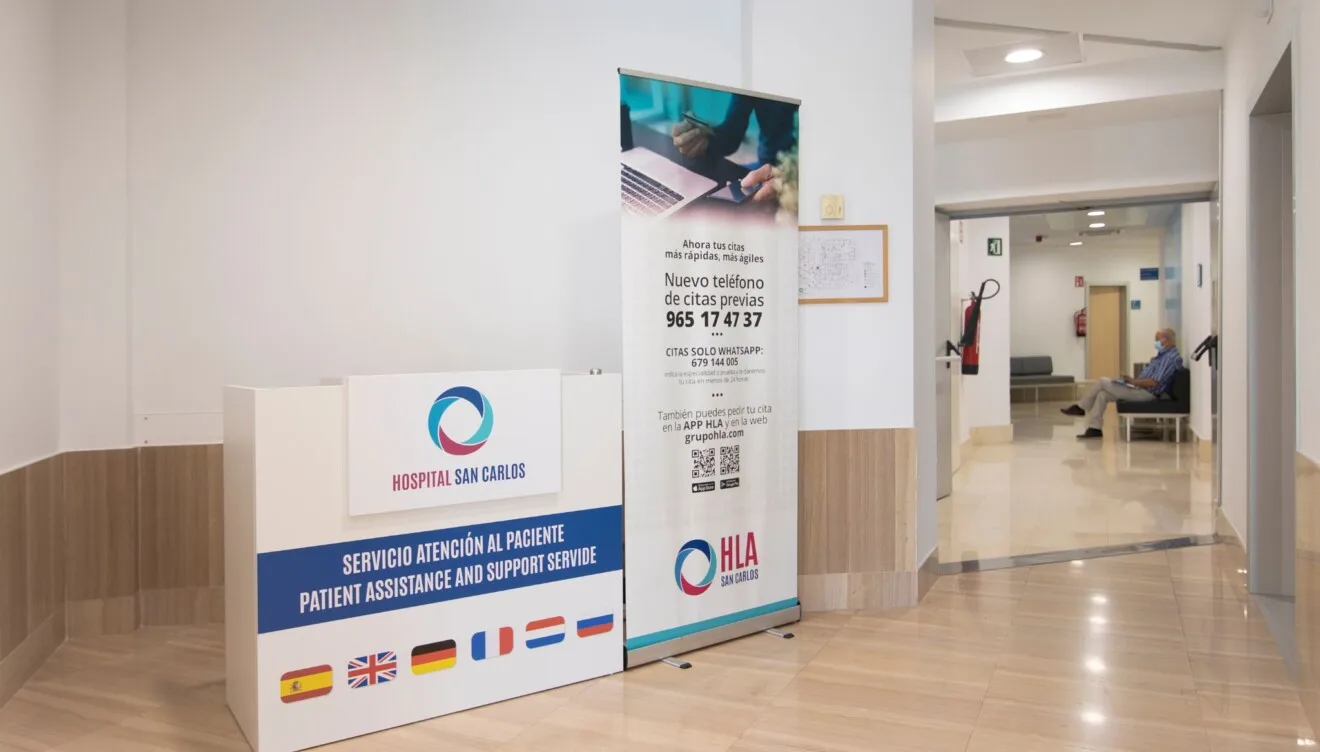 Espacios comunes modernos en hospital HLA Denia