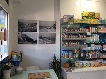 interior de la farmacia de les marines