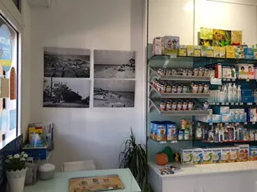interior de la farmacia de les marines