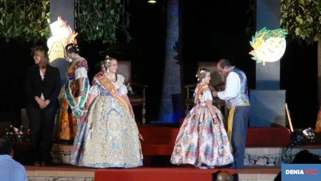 Laura Mena y Paula Bertomeu fueron proclamadas Falleras Mayores de Dénia 5 Presentación FFMM 09