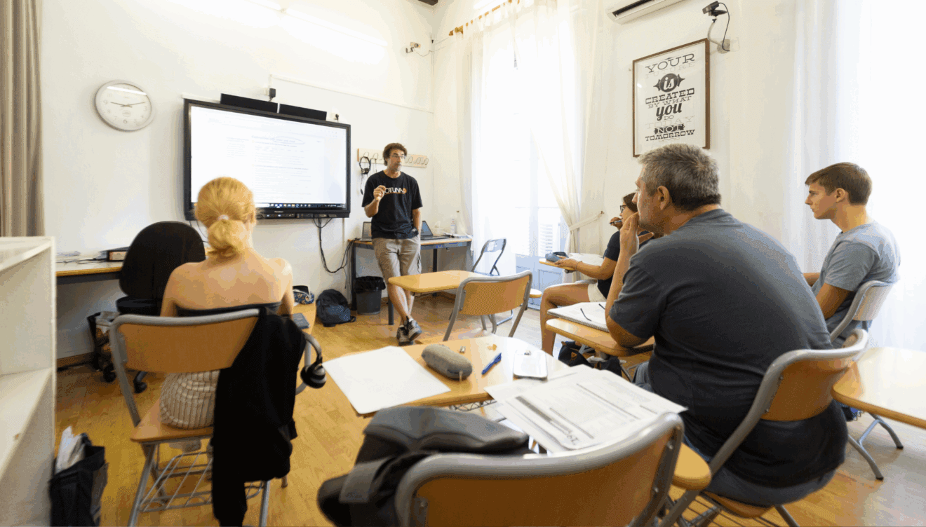 En The English Institute disponen también de clases para personas mayores