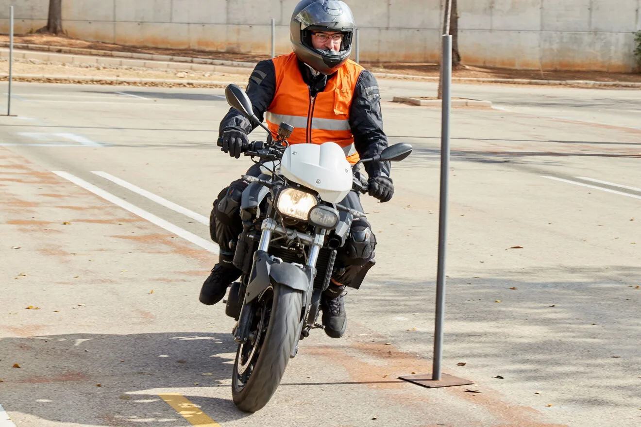 Sacarse el carnet de moto en Dénia - Autoescuela Guillem